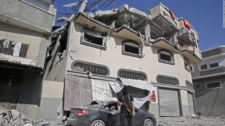 空爆を受けた司令官の住宅の外で警備にあたる武装組織のメンバー/SAID KHATIB/AFP via Getty Images