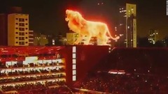 巨大ライオン出現？、新スタジアムお披露目をホログラムで演出　アルゼンチン