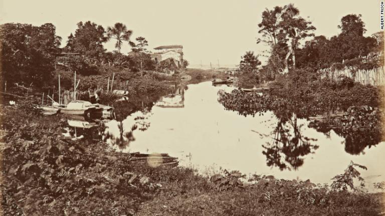 写真撮影は1860年代までにブラジルの各都市ですでに人気だったが、アマゾン川上流の孤立した地域の写真は今でも珍しい/Albert Frisch