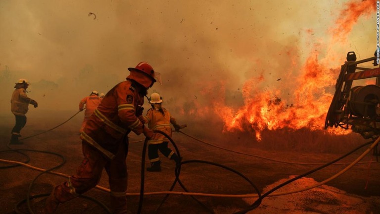森林火災が猛威を振るう豪州の大都市シドニーで水不足の懸念が浮上/Sam Mooy/Getty Images AsiaPac/Getty Images