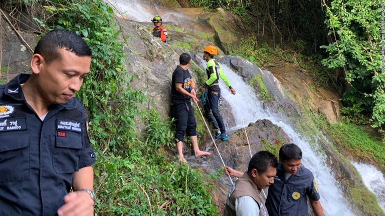 タイの人気リゾート地サムイ島の滝で自撮りを試みたフランス人の男性観光客が転落し死亡/Handout/Na Mueang Rescue Unit Koh Samui via AFP