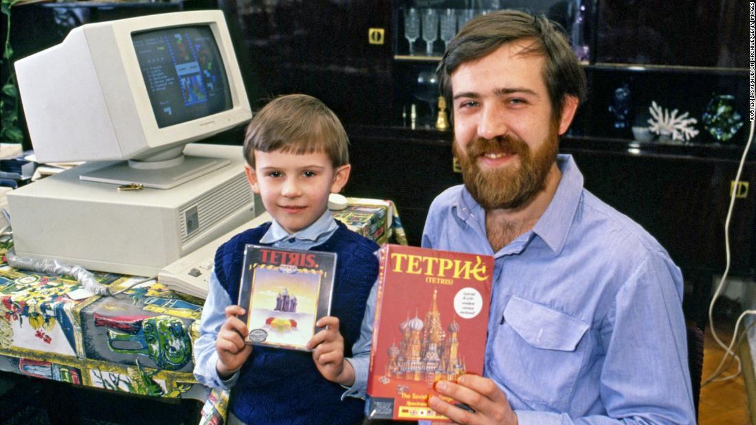 パジトノフさんと息子。英国と米国で発売されたＰＣ版テトリスを手にしている＝１９８９年/Wojtek Laski/Hulton Archive/Getty Images