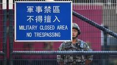 中国軍兵士、香港の路上で清掃作業　民主派が反発