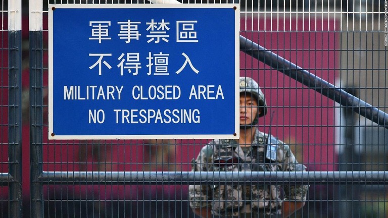 兵舎の警備にあたる人民解放軍の兵士/Anthony Wallace/AFP via Getty
