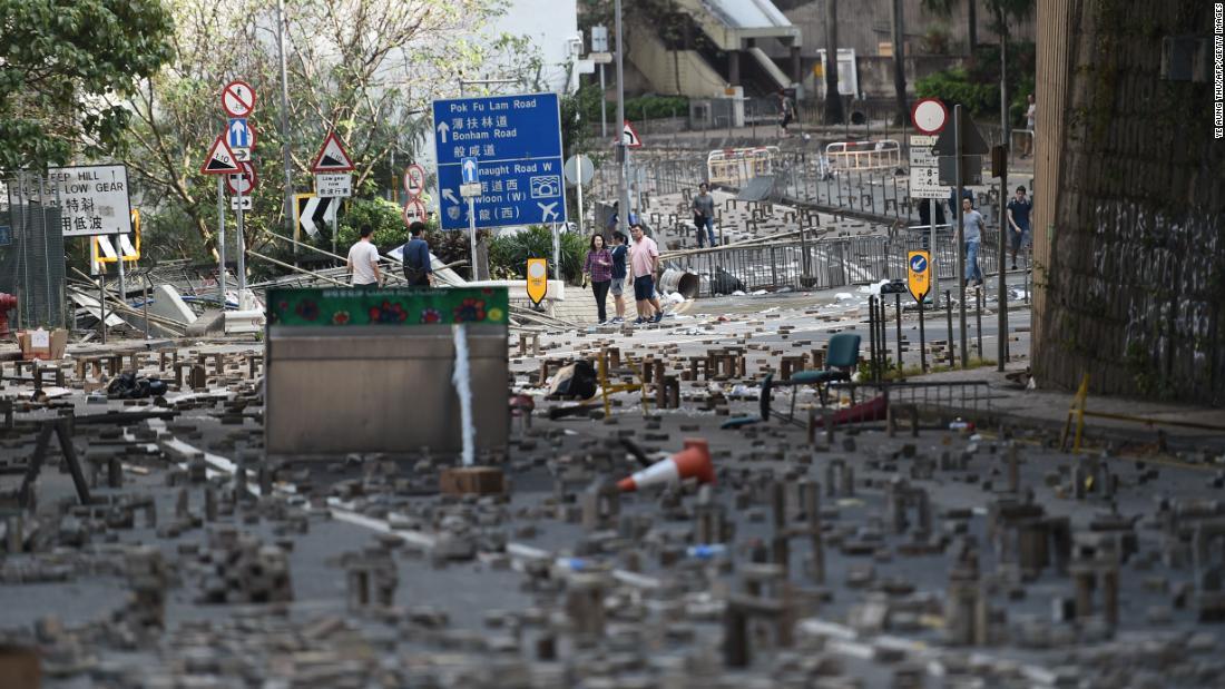 大学近くの道路にデモ隊が置いたたくさんのれんが/Ye Aung Thu/AFP/Getty Images