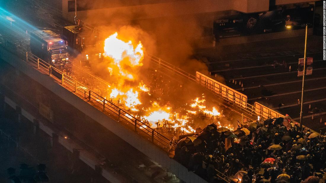 大学付近の橋ではデモ隊と警察が衝突し、警察の装甲車が炎上した=17日/Anthony Kwan/Getty Images