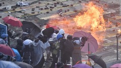 香港理工大で大規模衝突　学生らが放火で警官隊を阻止