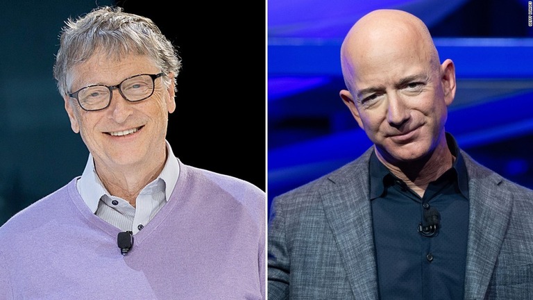 ビル・ゲイツ氏（左）がジェフ・ベゾス氏を抜いて再び世界一の富豪に/Getty Images