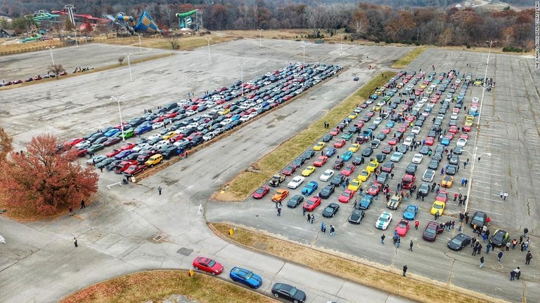 難病で亡くなった１４歳少年の葬列のため、全米各地からスポーツカーが集結した/The Kahn & Busk Real Estate Team