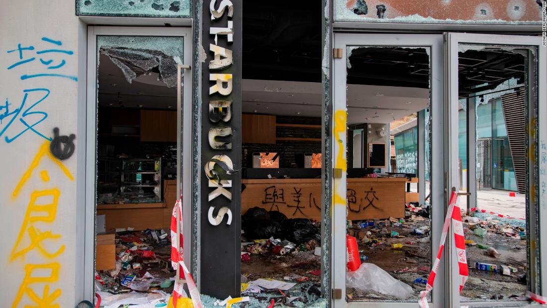 香港理工大学のキャンパス内にあったスターバックスも荒らされた/Joshua Berlinger/CNN