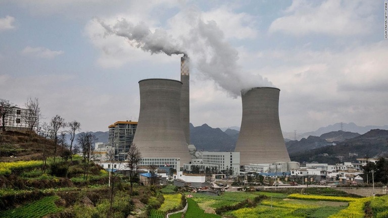 ２０１３年から１７年にかけ、中国の大気汚染レベルが大幅に低下したという/Kevin Frayer/Getty Images
