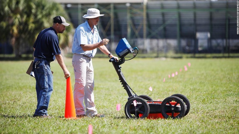 レーダー機器を使い、高校の敷地の地下から１４０個以上のひつぎを発見/Octavio Jones/Tampa Bay Times via AP
