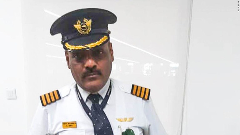 旅客機の機長になりすまして登場しようとした男が空港で逮捕された/Delhi Police