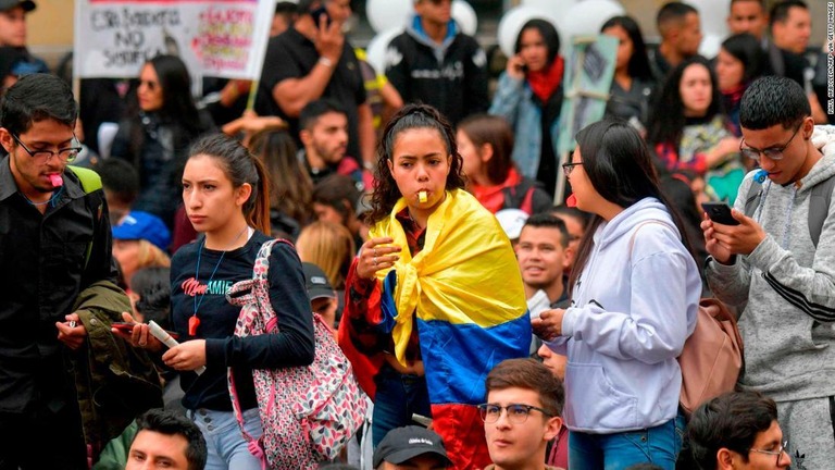 コロンビア国内の様々な立場の人々が大統領への抗議の声を上げている/RAUL ARBOLEDA/AFP via Getty Images