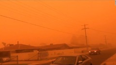 まるで火星？　町全体を覆う赤い砂嵐、熱波と乾燥で発生　オーストラリア