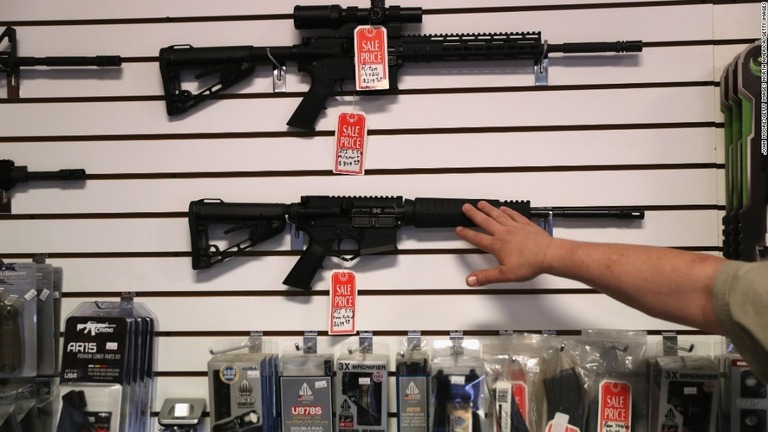 銃の所持を禁止されている人物でも、ゴーストガンなら入手が可能だという/John Moore/Getty Images North America/Getty Images