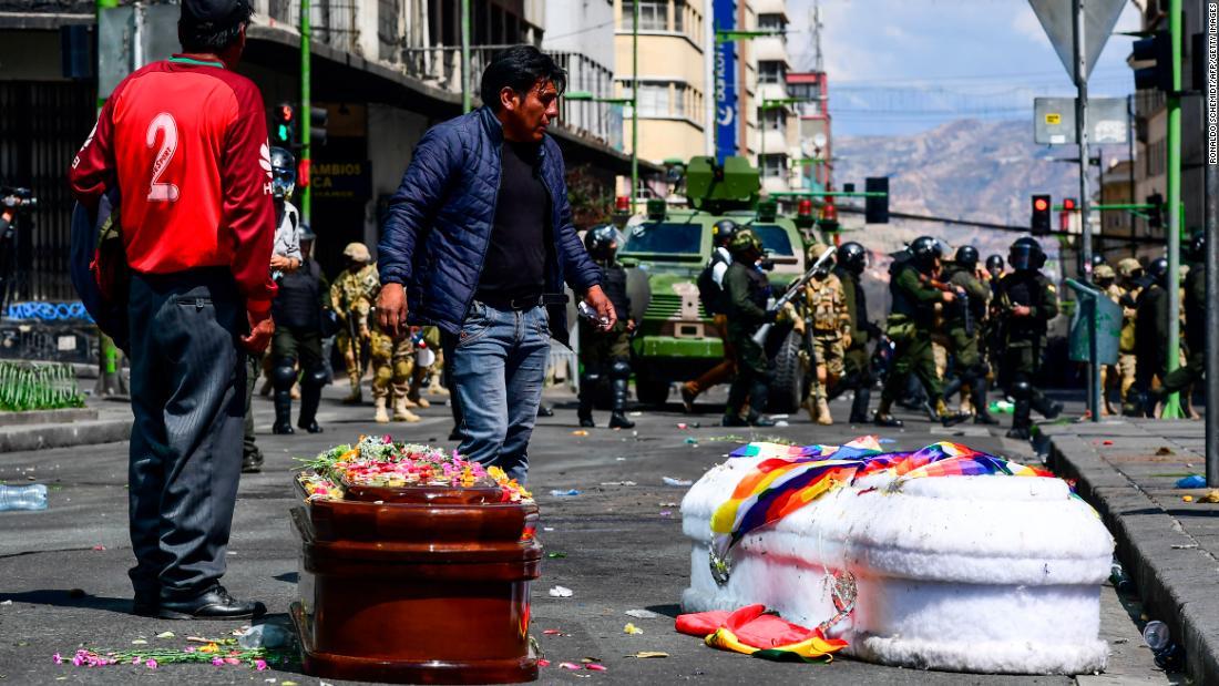 エルアルトからラパスに運ばれる抗議デモ犠牲者の棺/Ronaldo Schemidt/AFP/Getty Images