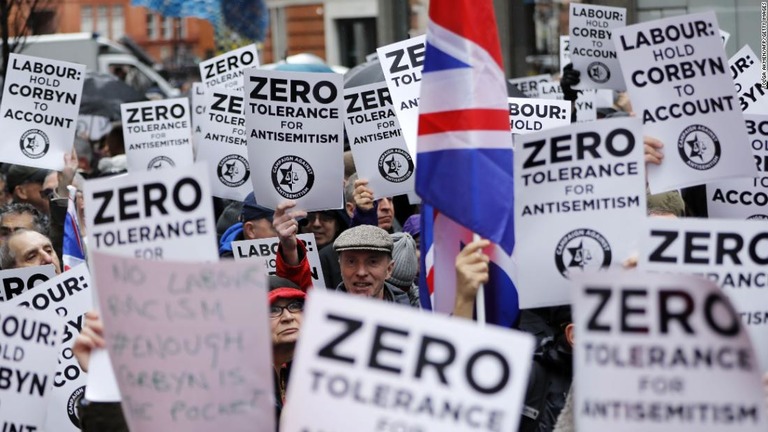 英国で行われた集会で反ユダヤ主義に抗議する人々/Tolga Akmen/AFP/Getty Images