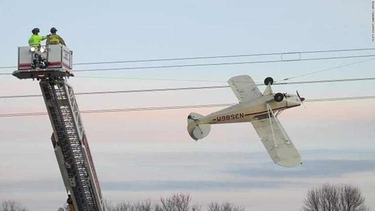 電線に引っかかった小型機＝ミネソタ州スコット郡/Scott County Sheriffís Office