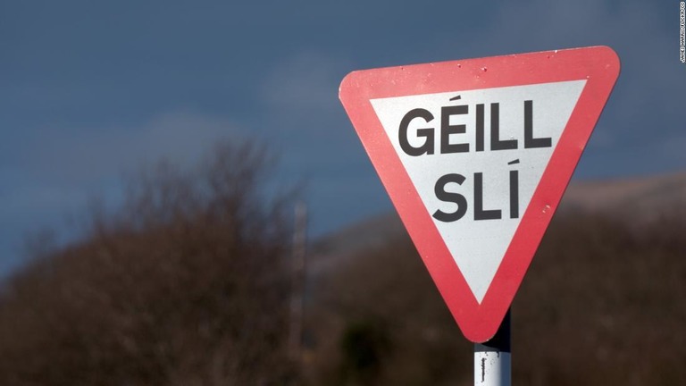アイルランド語で書かれた道路標識/James Harris/Flickr/CC