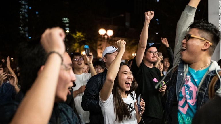 親中国政府派の候補者が敗北したことを受けて歓声を上げる民主派の人々/PHILIP FONG/AFP/AFP via Getty Images