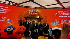 アリババが香港上場、公開価格を７％上回る値で取引