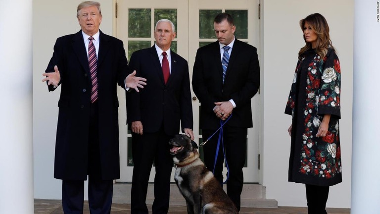 ホワイトハウスに招かれ、トランプ大統領（左）らとともに姿を見せたコナン/Evan Vucci/AP