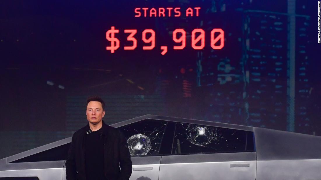 発表会で説明を行うマスクCEO/Frederic J. Brown/AFP/Getty Images