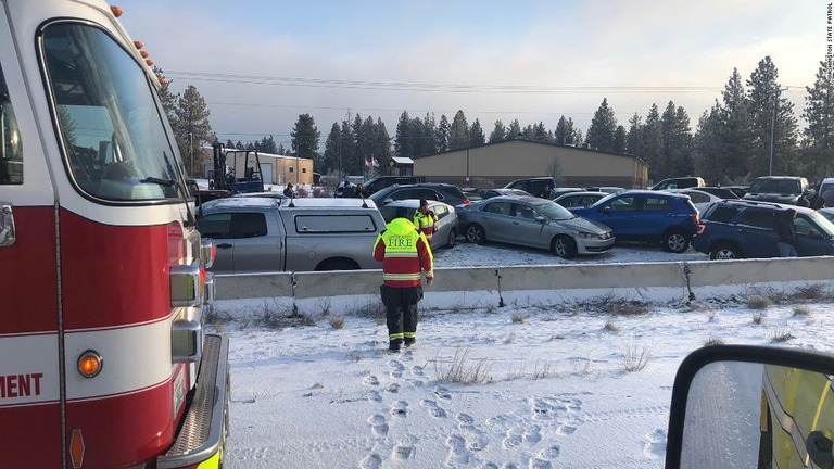 路面の凍結によって、数十台がからむ交通事故が発生した/Washington State Patrol