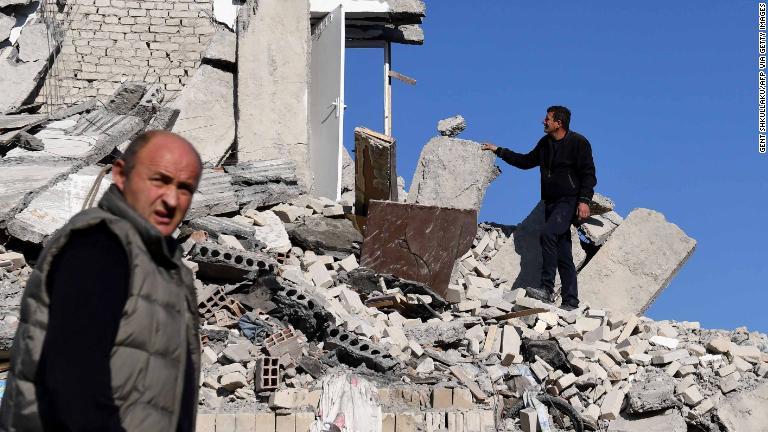 地震で倒壊した建物/Gent Shkullaku/AFP via Getty Images