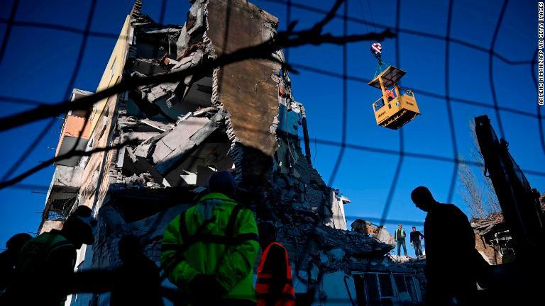 破損した建物で作業する救急隊員/Armend Nimani/AFP via Getty Images