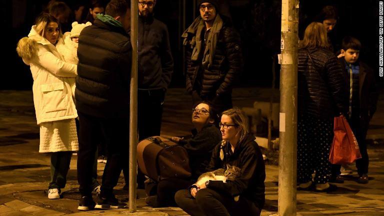 建物の外に集まる人たち＝ティラナ/Gent Shkullaku/AFP via Getty Images