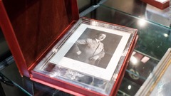 落札したヒトラーの遺品、博物館に寄付へ　スイスの実業家