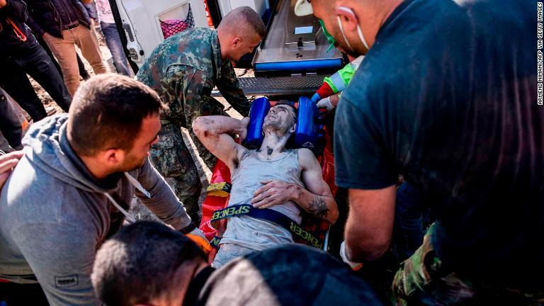 負傷者を搬送する兵士や救急隊員/Armend Nimani/AFP via Getty Images