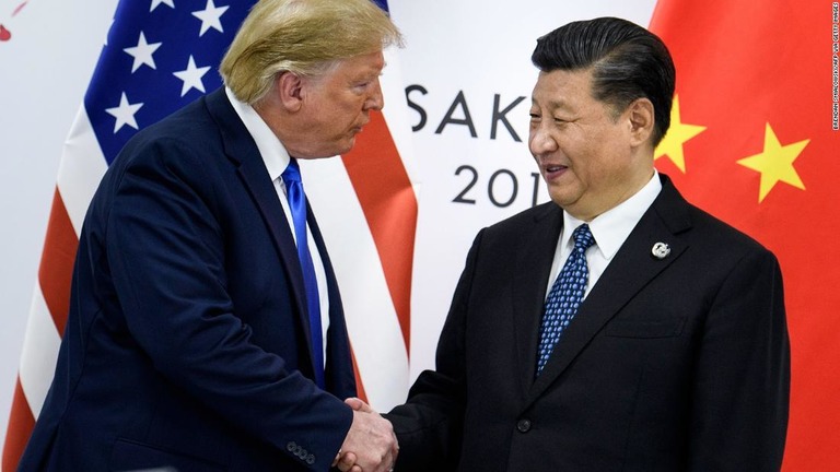 外交の影響力の大きさで上位を争う米国のトランプ大統領（左）と中国の習国家主席/BRENDAN SMIALOWSKI/AFP via Getty Images