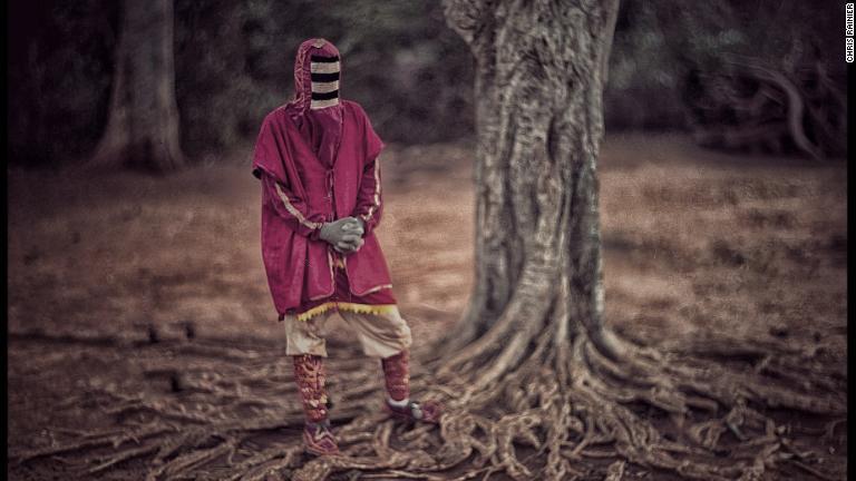 西アフリカ・ベナンの儀式用マスク/Chris Rainier