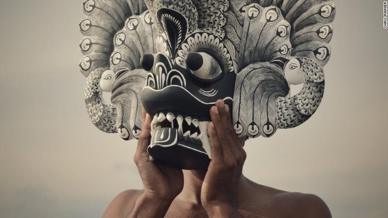 スリランカ南部の儀式用マスク。強大な悪魔をかたどっている/Chris Rainier