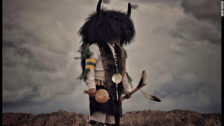 米ニューメキシコ州の先住民プエブロ族が踊りの儀式で使用するバッファローのマスク/Chris Rainier