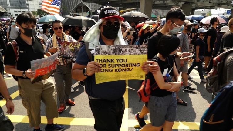トランプ米大統領が、民主化要求デモを後押しする香港人権法に署名/CNN