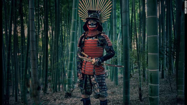 レイニア氏の作品には、日本の侍といったよりなじみ深い写真も含まれる/Chris Rainier