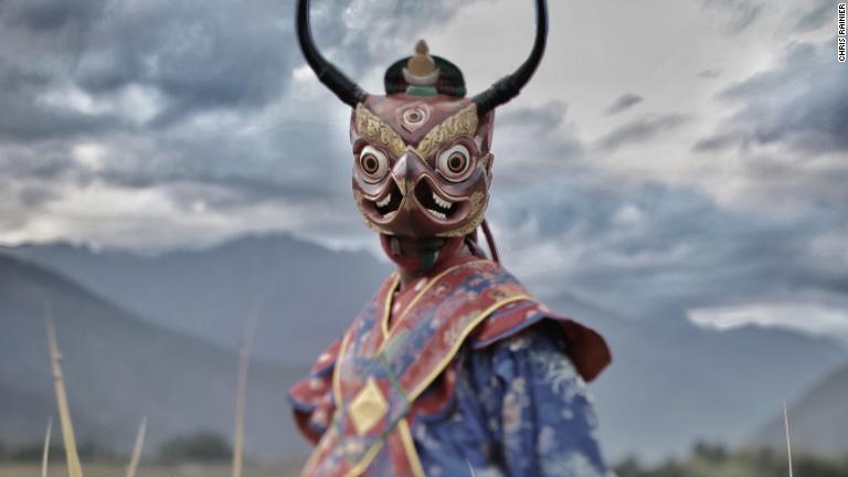 ブータンのパロで仏教徒が身に着けているマスク/Chris Rainier