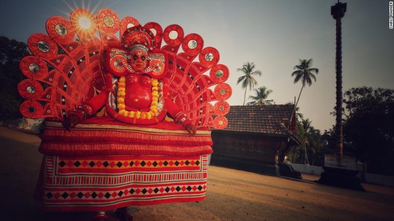 インド・ケララ州の儀式では赤いマスクと衣装で神を表現する/Chris Rainier