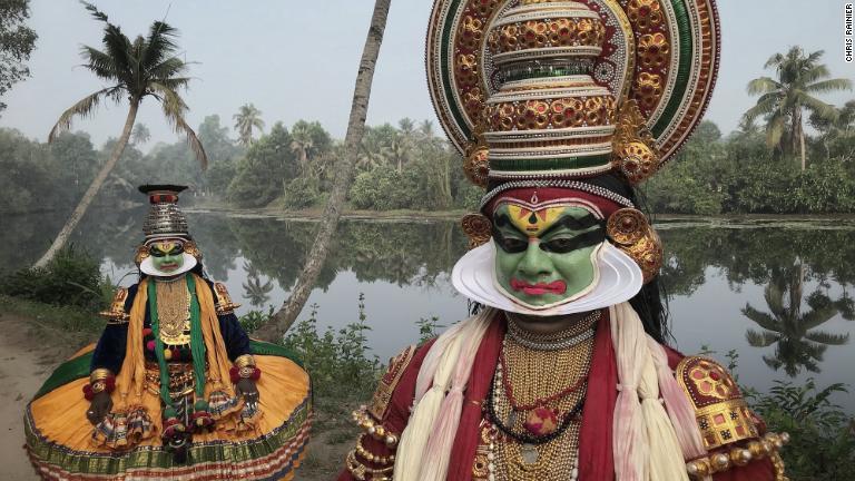 インドの古典舞踊「カタカリ」に臨むダンサー。精巧な衣装とマスクに加え顔にも彩色を施す/Chris Rainier
