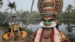 インドの古典舞踊「カタカリ」に臨むダンサー。精巧な衣装とマスクに加え顔にも彩色を施す