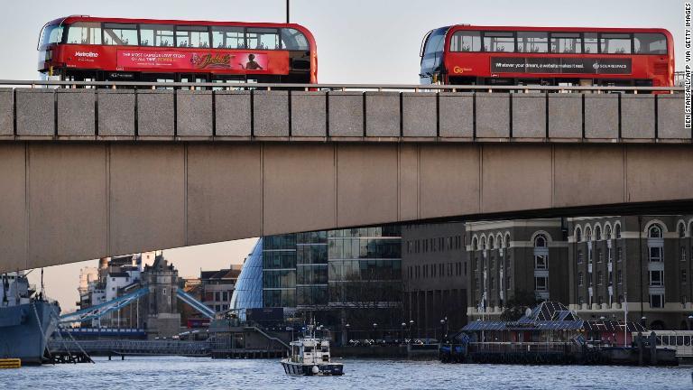 ロンドン橋の上には乗客が誰もいないバス/Ben Stansall/AFP via Getty Images