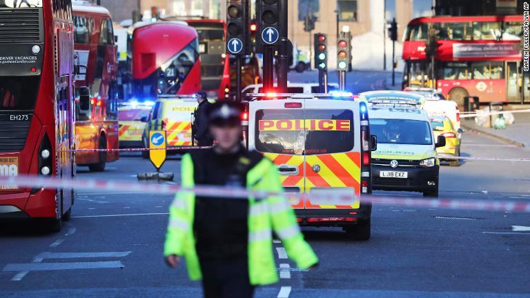 事件現場のロンドン橋付近に出動する警察＝２９日/Gareth Fuller/PA via AP