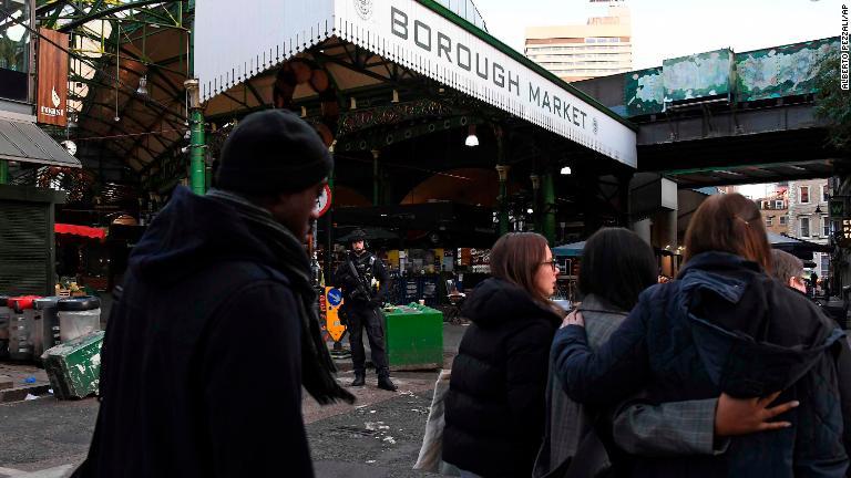 ロンドン橋南側のバラマーケットでも警察が人々を避難させた/Alberto Pezzali/AP