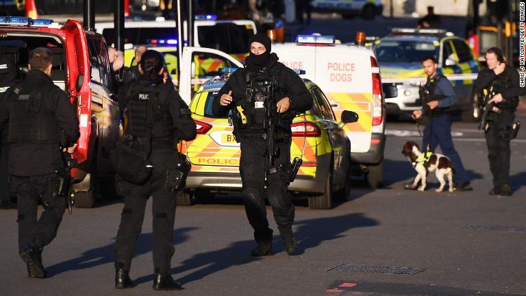 バラマーケット付近に集まる警察/Chris J Ratcliffe/Getty Images