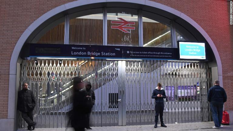封鎖されたロンドン橋駅/Alberto Pezzali/AP