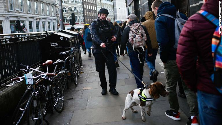 バラマーケット付近で活動する警察官と警察犬/Peter Summers/Getty Images